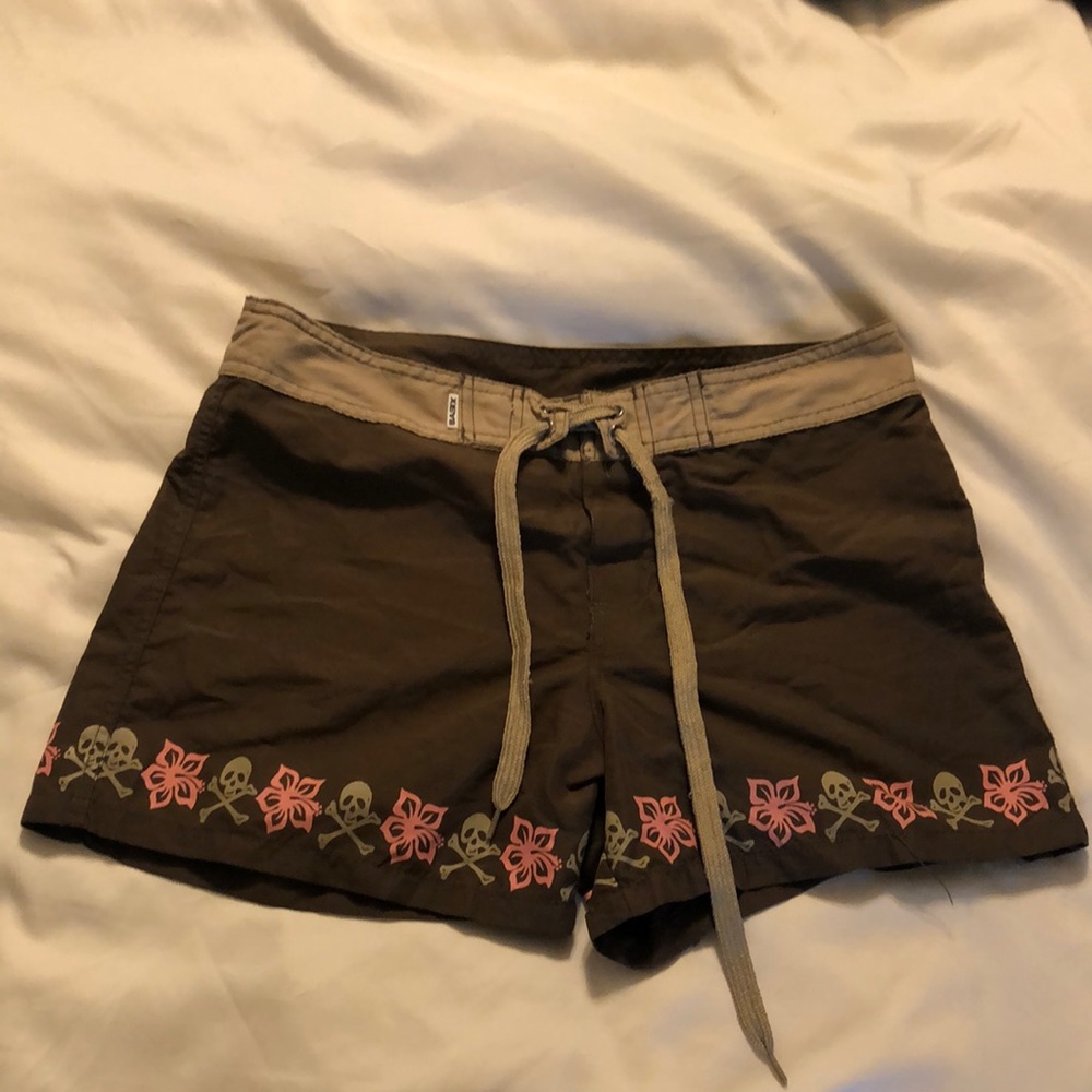 Women’s M board shorts